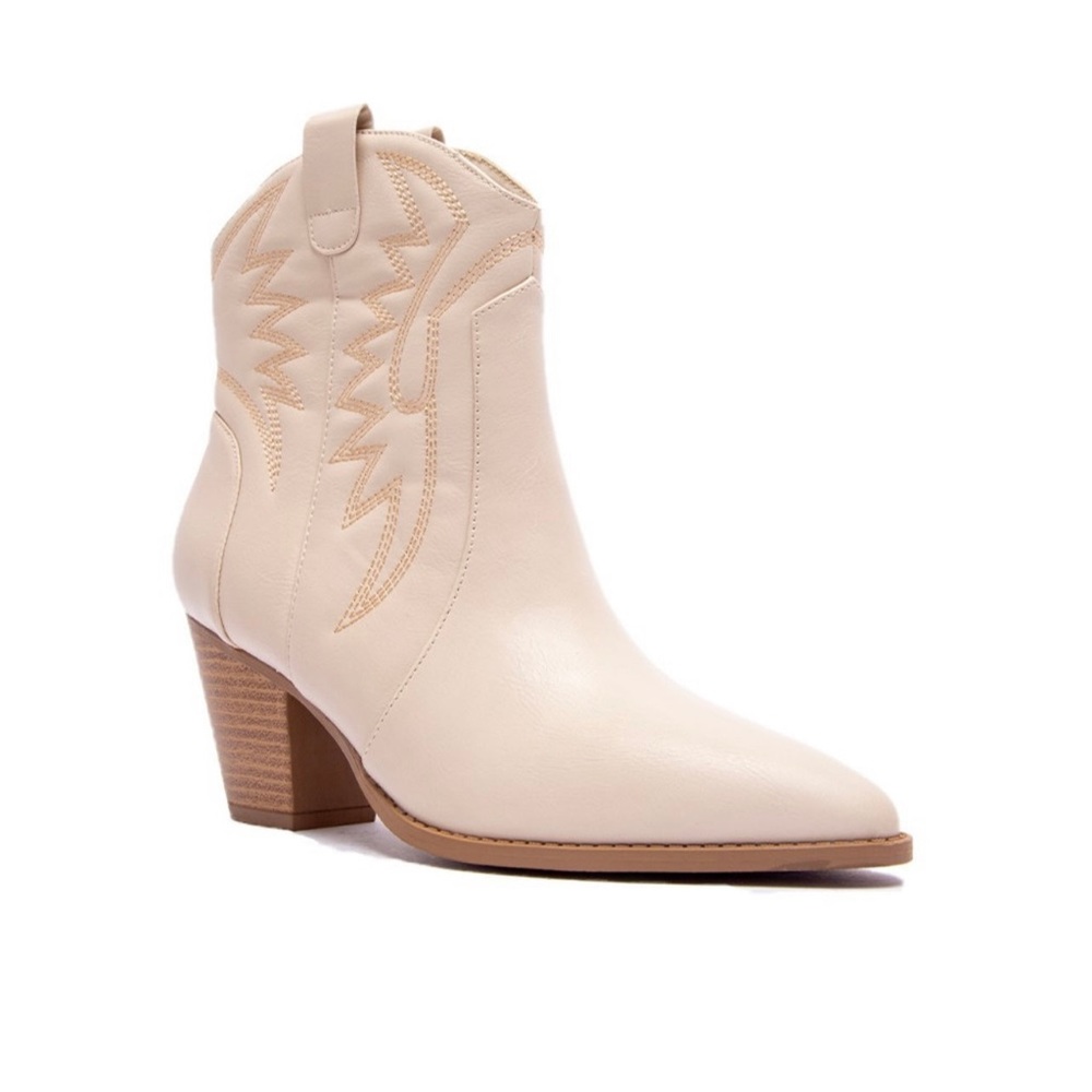 Western Ivory Embroidered Cowgirl Boots